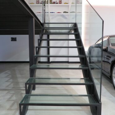 Escaleras de cristal con barandilla a medida
