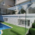 Barandillas de cristal para piscinas: Seguridad y elegancia veraniega