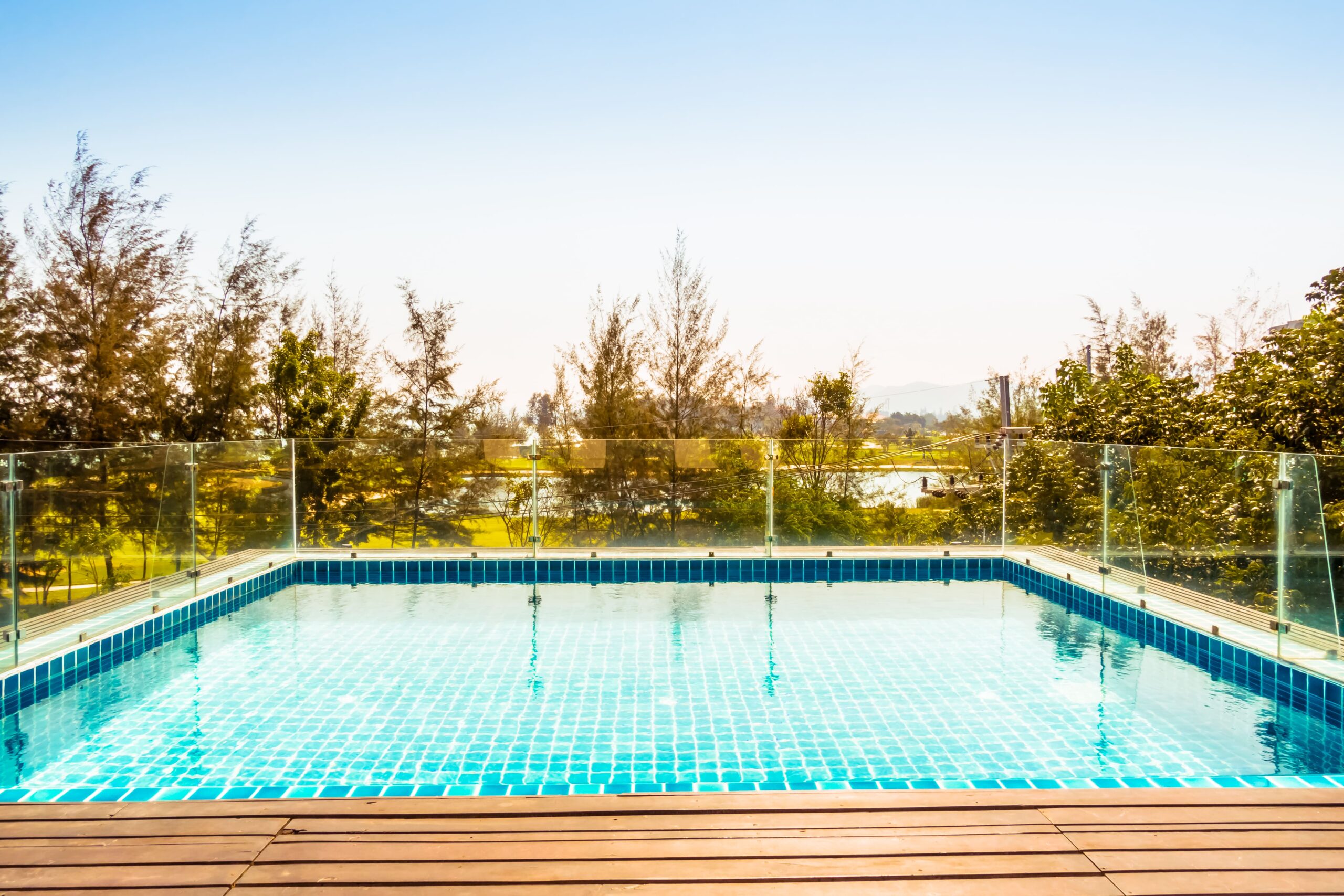 Estética y seguridad: barandillas de cristal piscinas