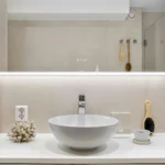Cómo instalar un espejo de baño con luz LED: Guía paso a paso para renovar tu baño