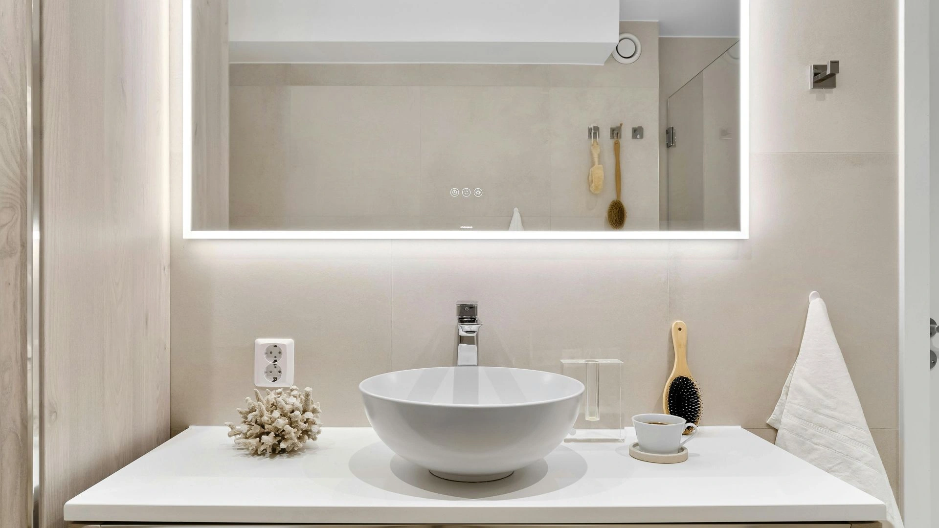 Cómo instalar un espejo de baño con luz LED: Guía paso a paso para renovar tu baño