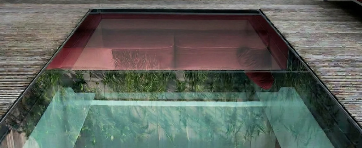 Suelo de cristal pisable: tipos de vidrio, instalación y precio por m²