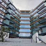 Qué es un muro cortina: tipos, sistemas y ventajas en fachadas de vidrio
