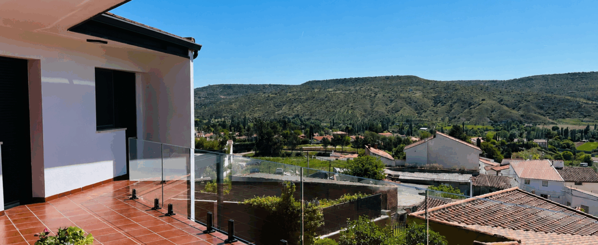 Barandilla de cristal para terraza: tipos, normativa y precio