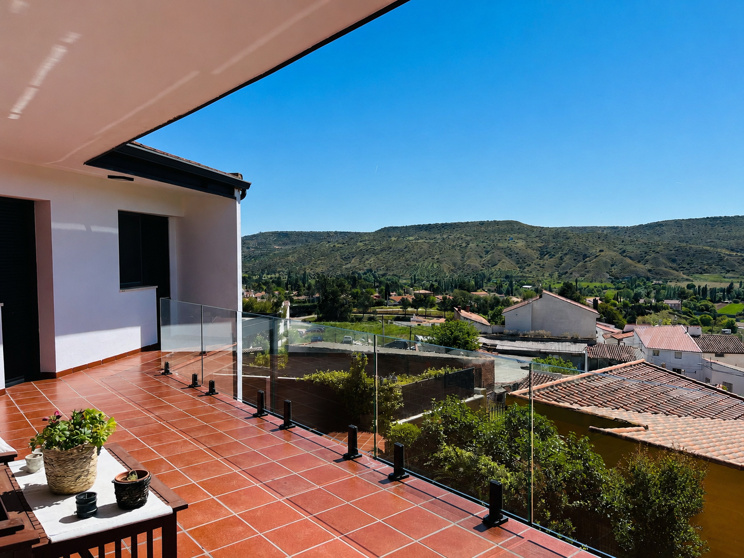 Barandilla de cristal para terraza: tipos, normativa y precio